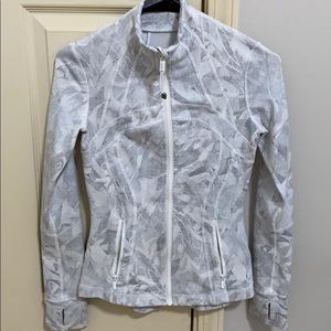 Tight fitting white and gray lulu jacket